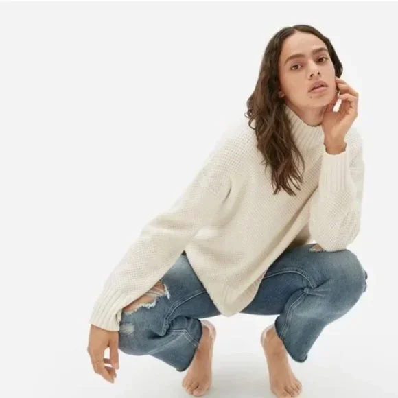 Everlane The Cashmere Stroopwafel Turtleneck Sweater in Cream